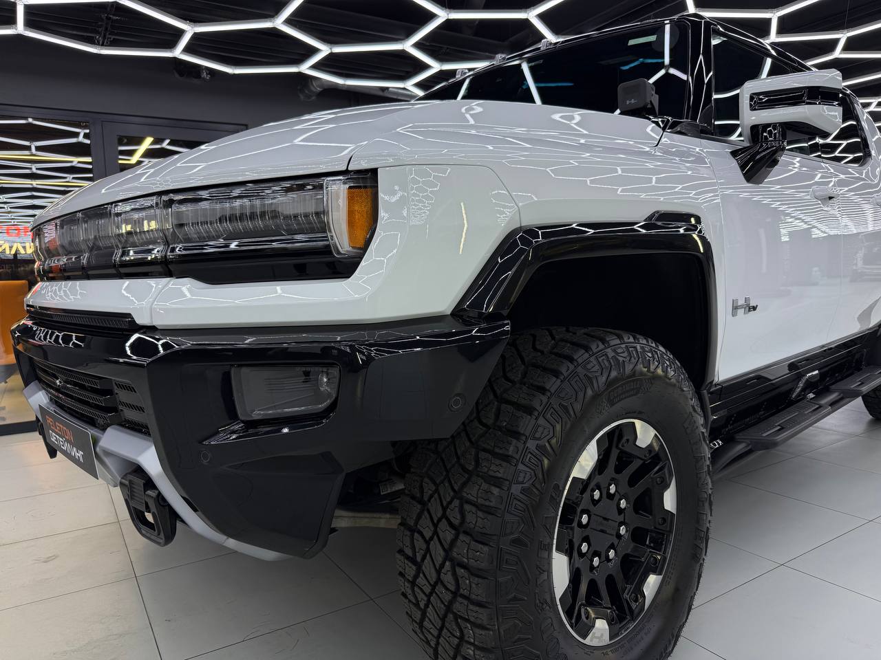Полная защита GMC Hummer EV: оклейка кузова, черного глянца, лобового и панорамы